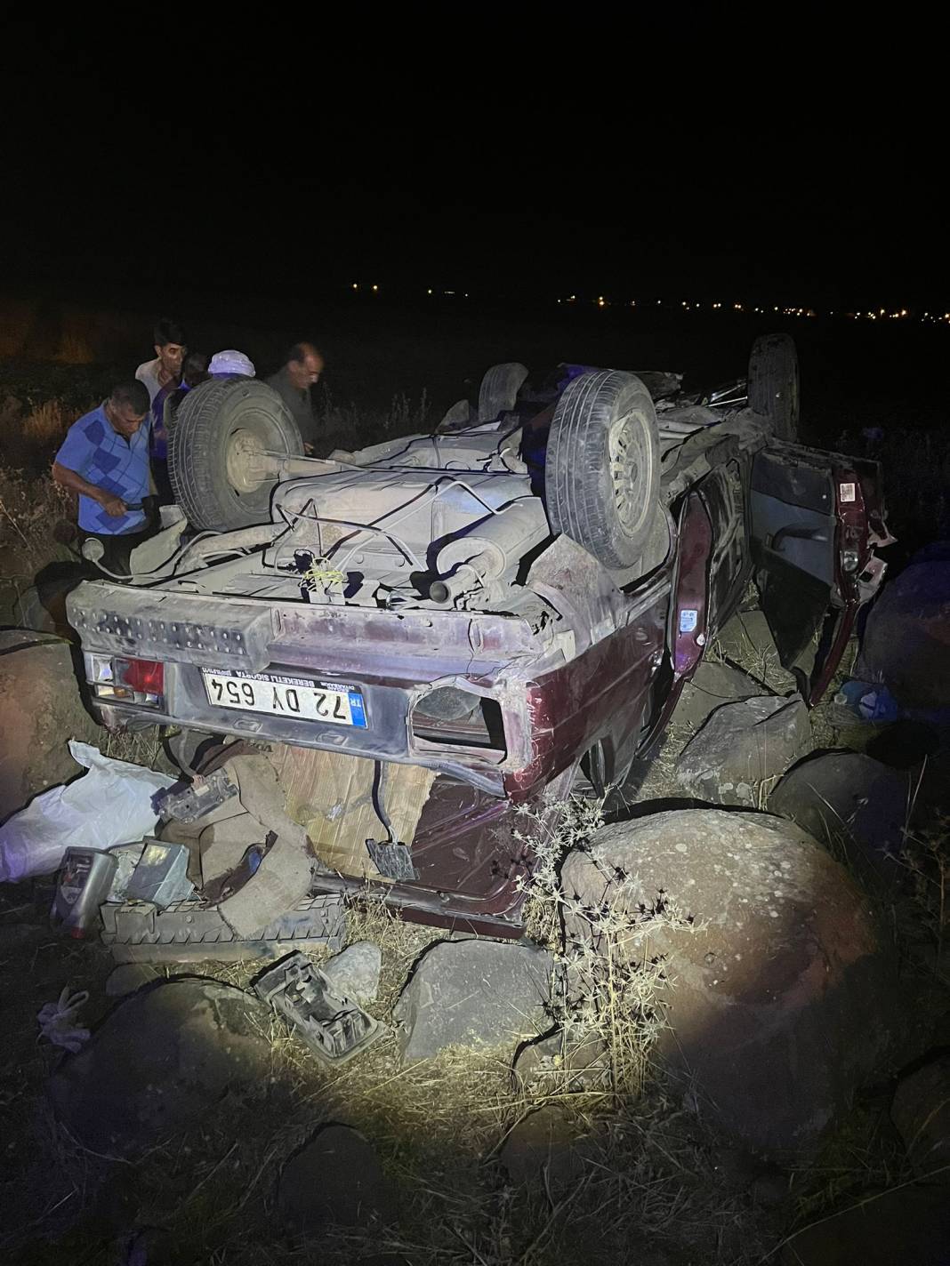 Devrilen otomobildeki baba öldü, anne ve oğlu yaralandı 1